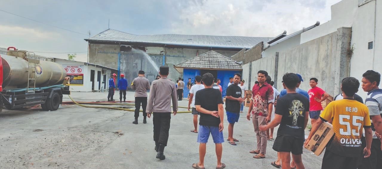 GEGER: Gudang di Sonorejo terbakar, kemarin. Pemadaman libatkan damkar dari berbagai daerah.