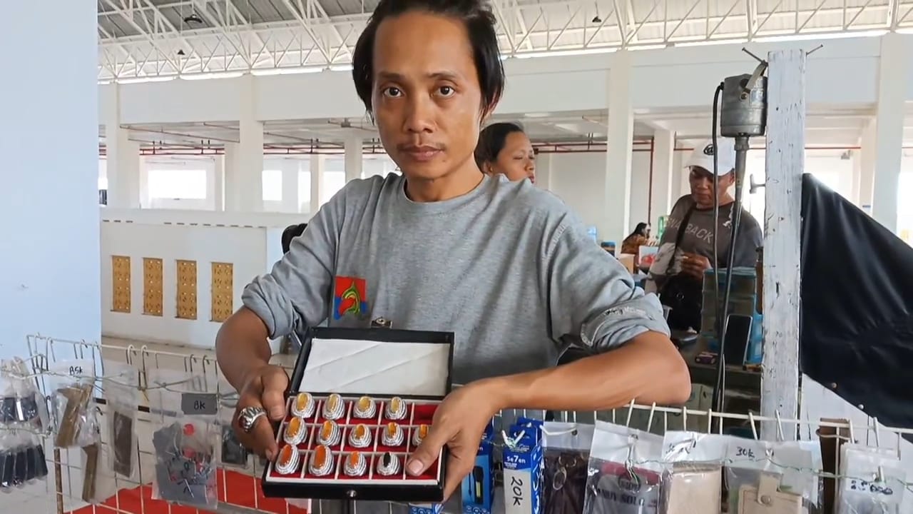 TELATEN: Sandy perlihatkan cincin perak hasil karyanya di Pasar Jongke Solo. Foto kanan, proses pembuatan cincin.