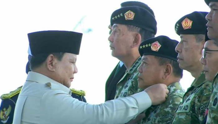 Presiden Prabowo Subianto menganugerahkan jenderal kehormatan bintang empat.