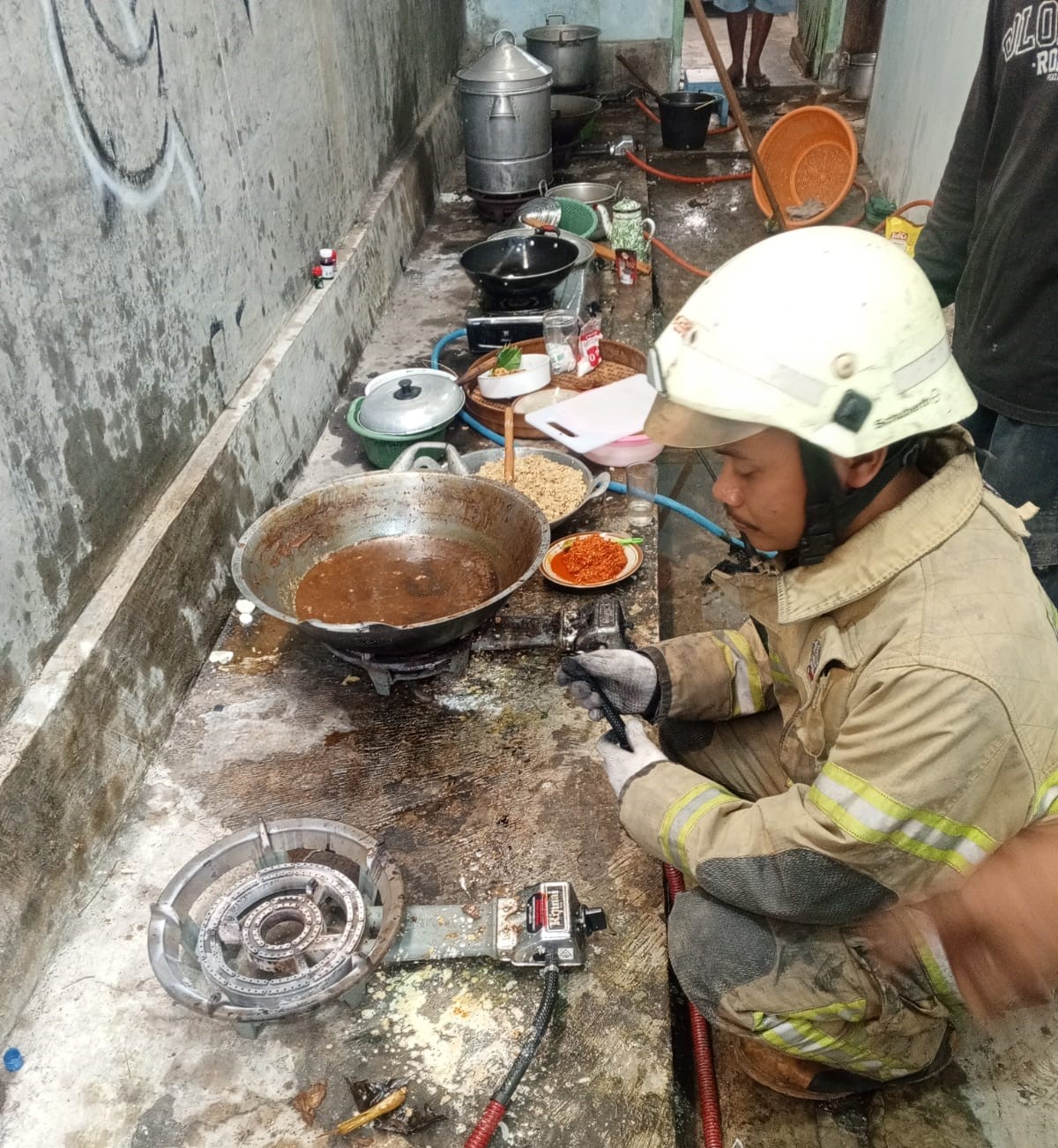 Personel Damkar Klaten cek regulator kompor gas yang bocor dan sebabkan kebakaran, Sabtu (9/10/2025).
