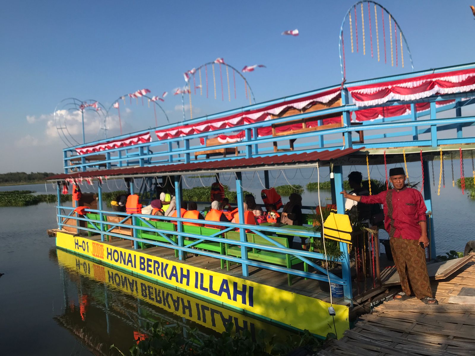 Wahana kafe perahu di Waduk Cengklik Boyolali.