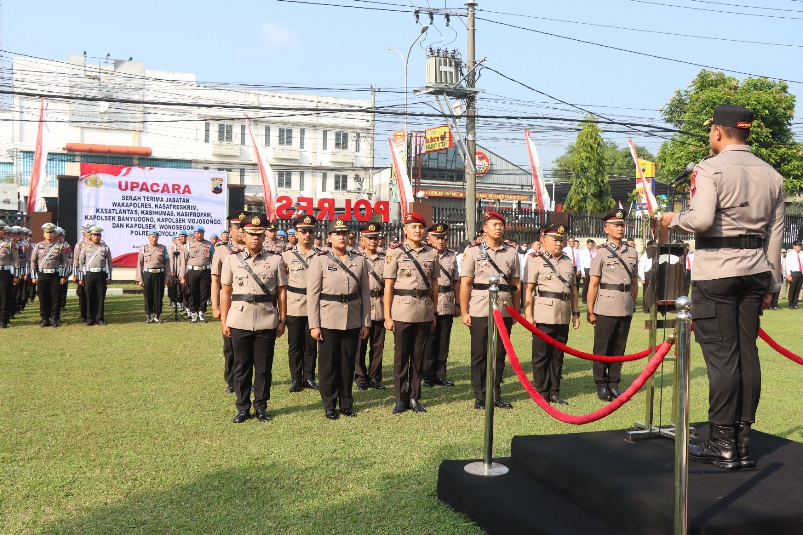 Upacara serah terima jabatan (sertijab) dipimpin langsung oleh Kapolres Boyolali AKBP Rosyid Hartantno di halaman Mapolres Boyolali, Sabtu (9/8).