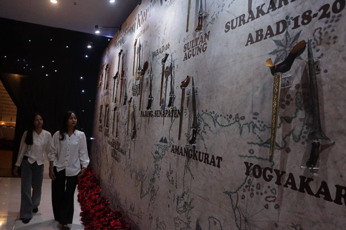 Koleksi keris dari berbagai masa pembuatan yang dipamerkan di Museum Keris Nusantara, Kota Solo.