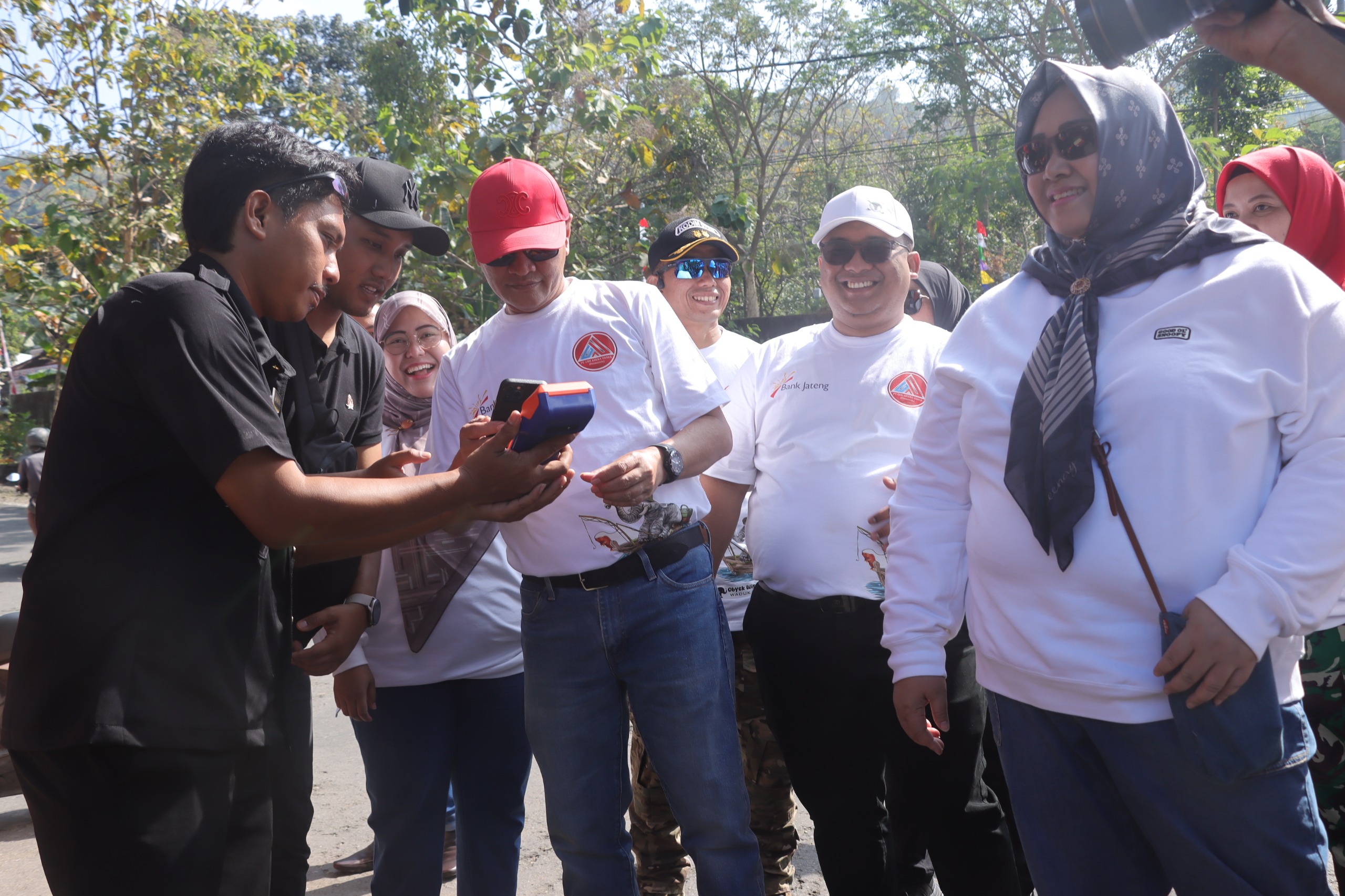 Bupati Setyo jajal layanan e ticketing di Objek Wisata WGM Wonogiri.