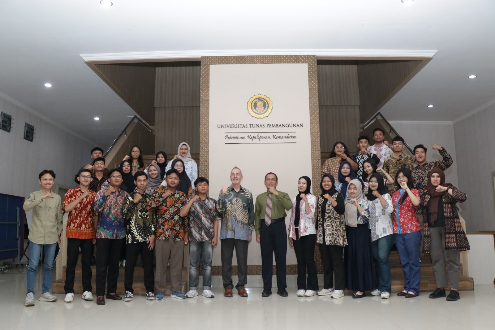 Pusat Bahasa dan International Office UTP Surakarta gelar pelatihan berbahasa Inggris bertajuk "Speak With Impact &ndash; English for Presentation".