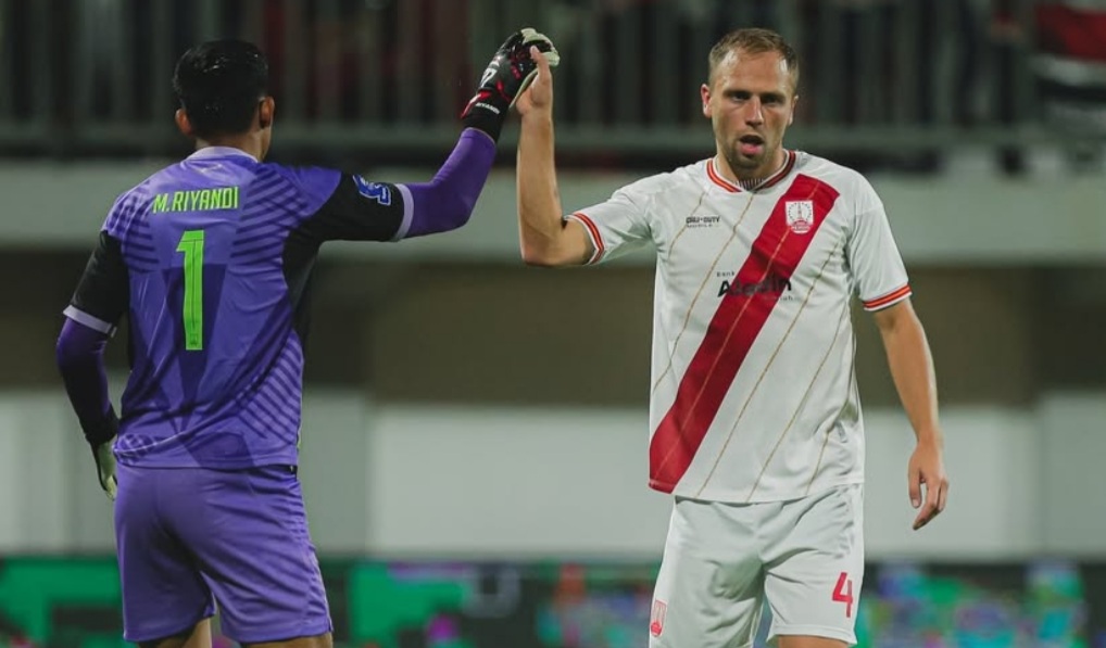 Bek Persis Solo Xandro Schenk (kanan) bersama M. Riyandi.