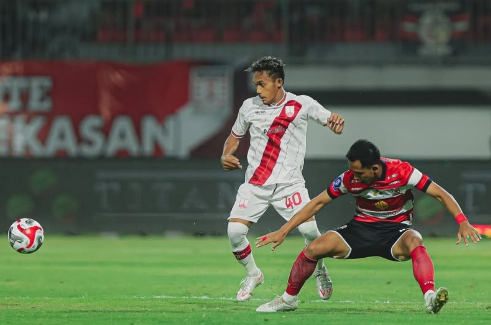 Bek Persis Solo Ikhwan Tanamal vs Madura United di Super League 2025/2026.