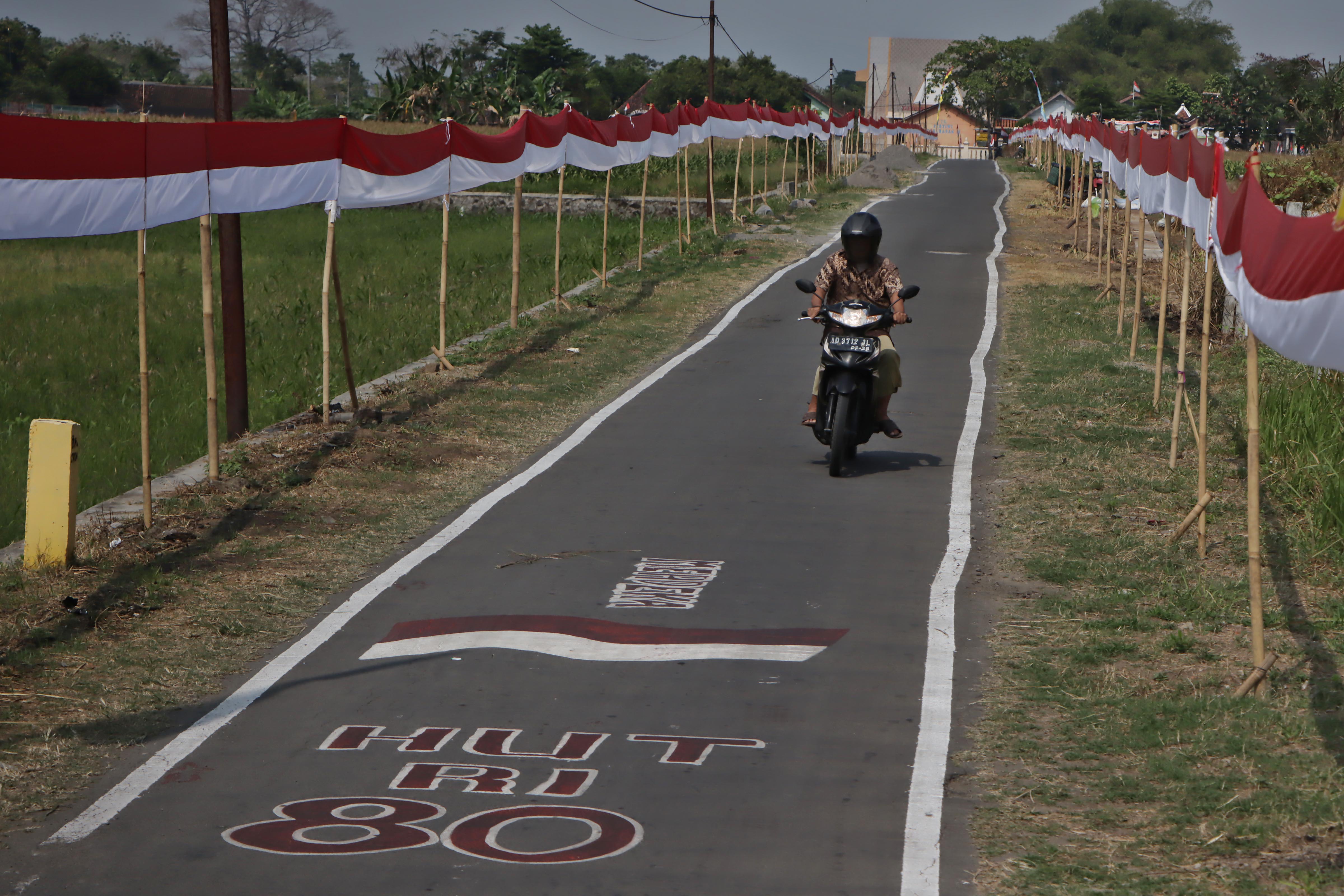 Pembentangan bendera merah putih di ruas jalan Desa Tarubasan, Kecamatan Karanganom, Klaten. (Arief Budiman/Radar Solo)