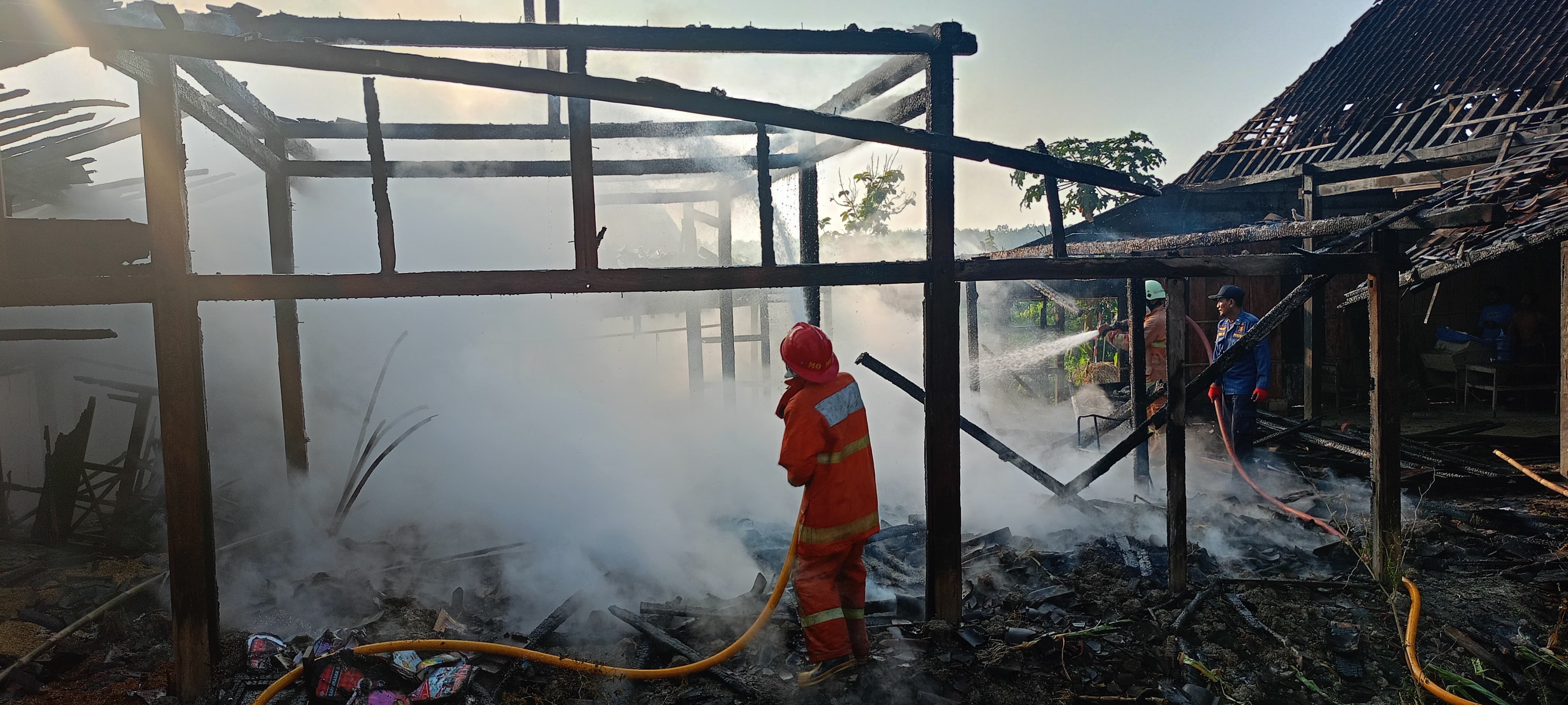 Salah satu rumah warga Desa Galeh, Kecamatan Tangen, Sragen terbakar, Senin (11/8/2025). (Ahmad Khairudin/Radar Solo)