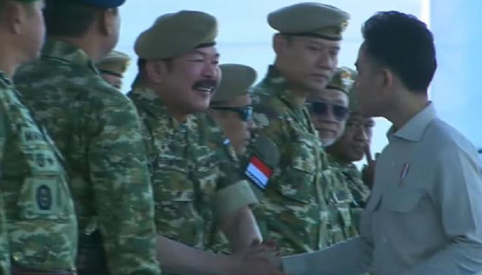 Momen Wapres Gibran Rakabuming Raka yang melewati barisan menteri dan hanya bersalaman dengan para jenderal saat&nbsp;Upacara Kehormatan Militer di Batujajar, Bandung.