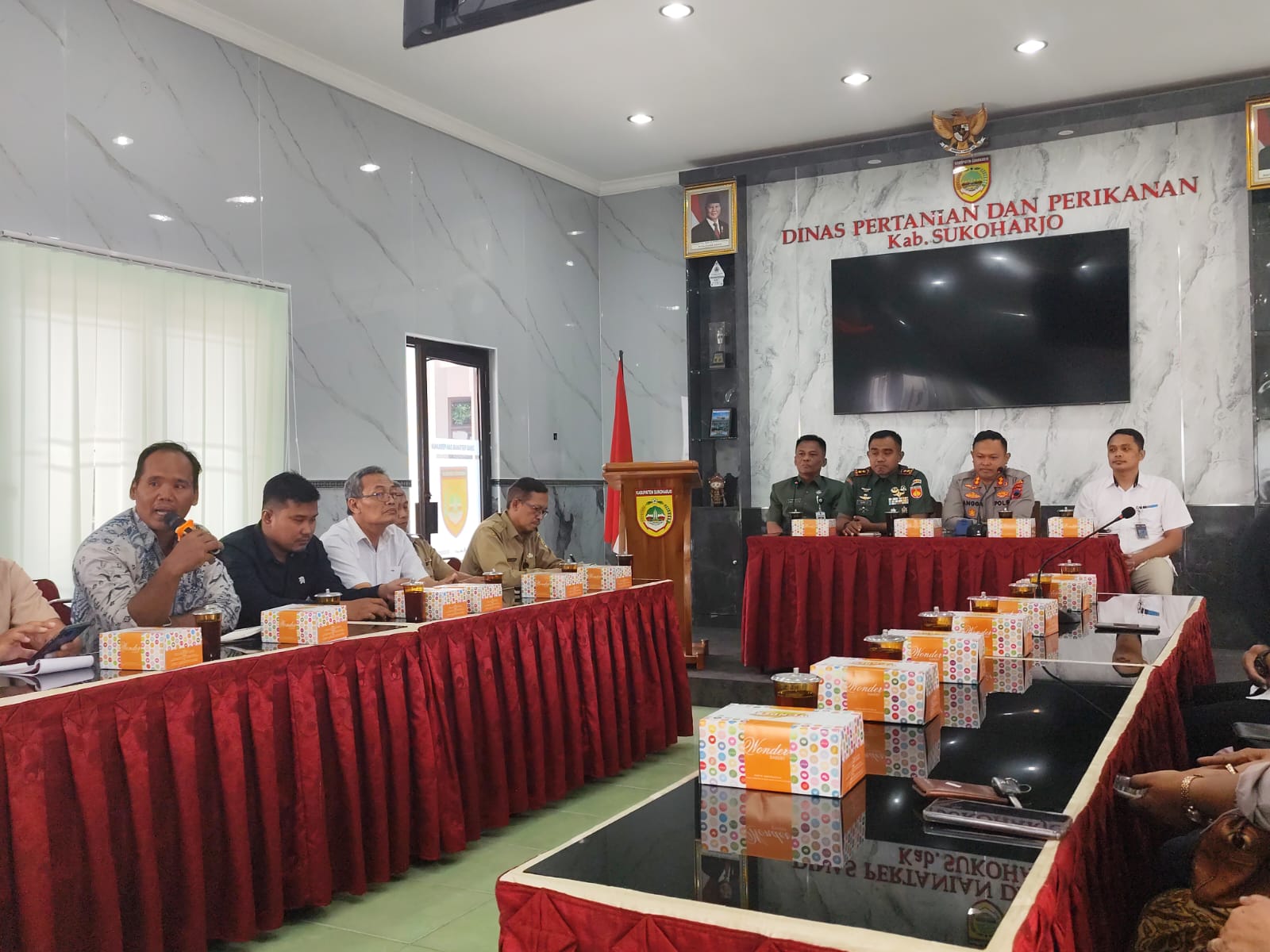 Pengusaha penggilingan bersama jajaran forkompimda di kantor Distankan Sukoharjo, Senin (11/8).