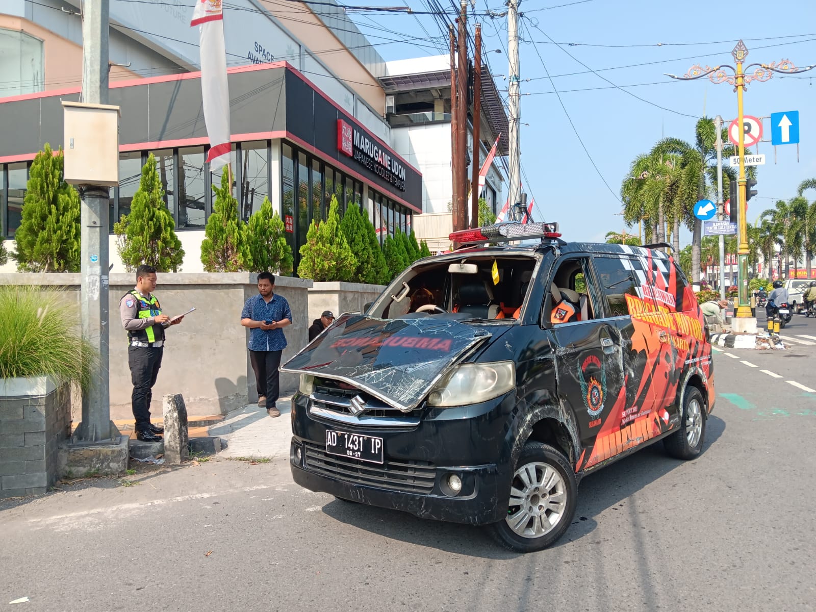 Ambulans terlibat kecelakaan di Jalan Pemuda, simpang lima Klaten Town Square (Klatos), Klaten Tengah, Senin (11/8/2025).