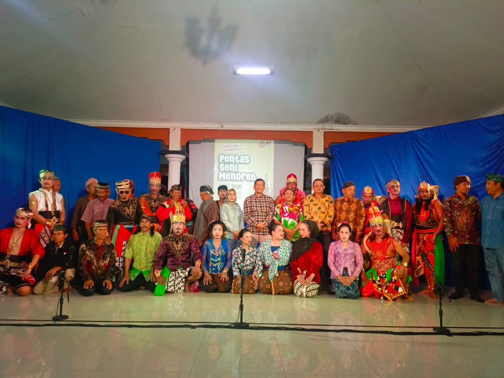 Prodi Teater FSP ISI Surakarta, Disdikbud Cilacap dan seniman Desa Mekarsari, Kecamatan Cipari gelar diskusi seni dan pementasan karya kolaborasi yang mengangkat potensi kesenian tradisi Menoreh.