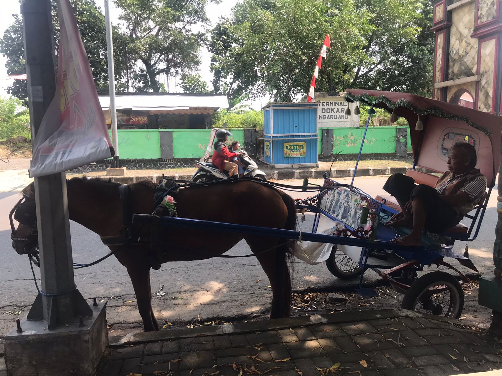 Jono, masih setia menunggu penumpang di depan Terminal Dokar Ngaru Aru Jalan Pengging-Banyudono, Desa Ngaru Aru, Kecamatan Banyudono, Boyolali.