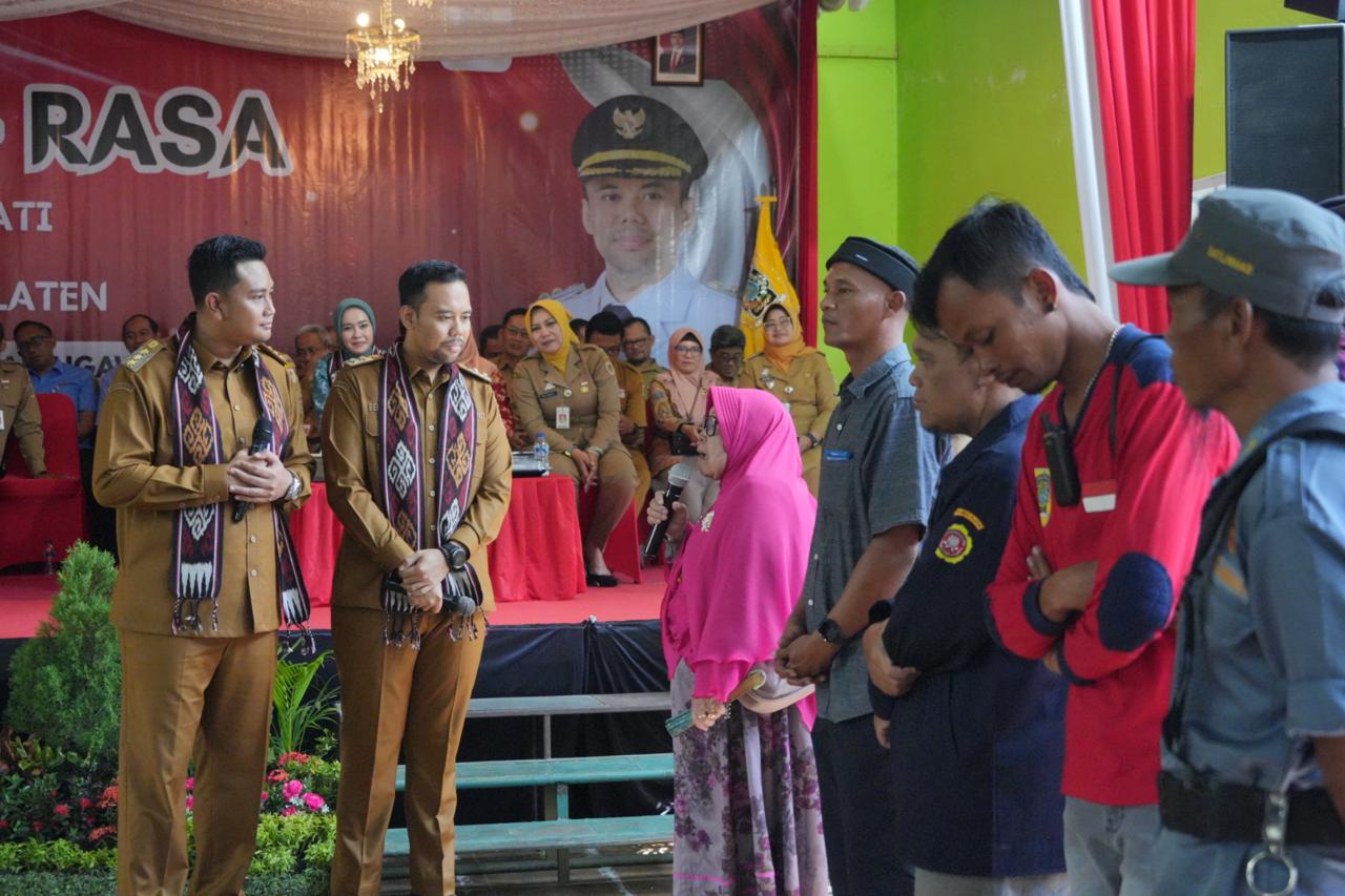 Bupati Klaten Hamenang Wajar Ismoyo dan Wakil Bupati Klaten Benny Indra Ardhianto mendengarkan masukan warga Desa Kwaren, Ngawen, Selasa (12/8/2025). (Angga Purenda/Radar Solo)