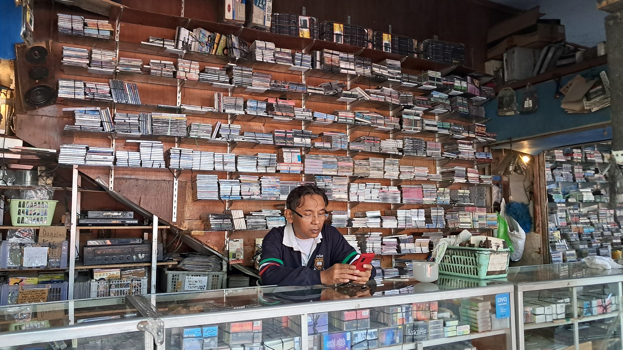 Rizki kini masih bertahan menjual kaset-kaset di tokonya di kawasan Timuran, Banjarsari, Solo. (Fauziah Akmal/Radar Solo)