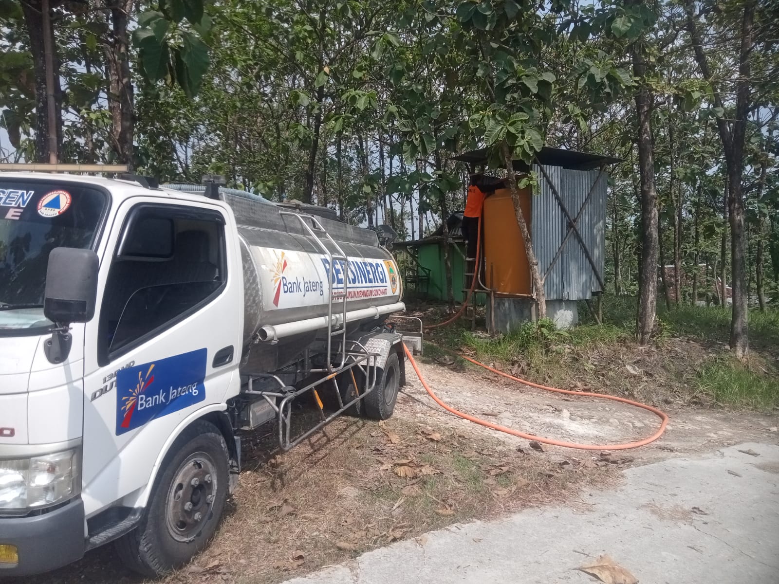 Penyaluran bantuan air bersih ke Desa Galeh, Kecamatan Tangen, Sragen. (Ahmad Khairudin/Radar Solo)