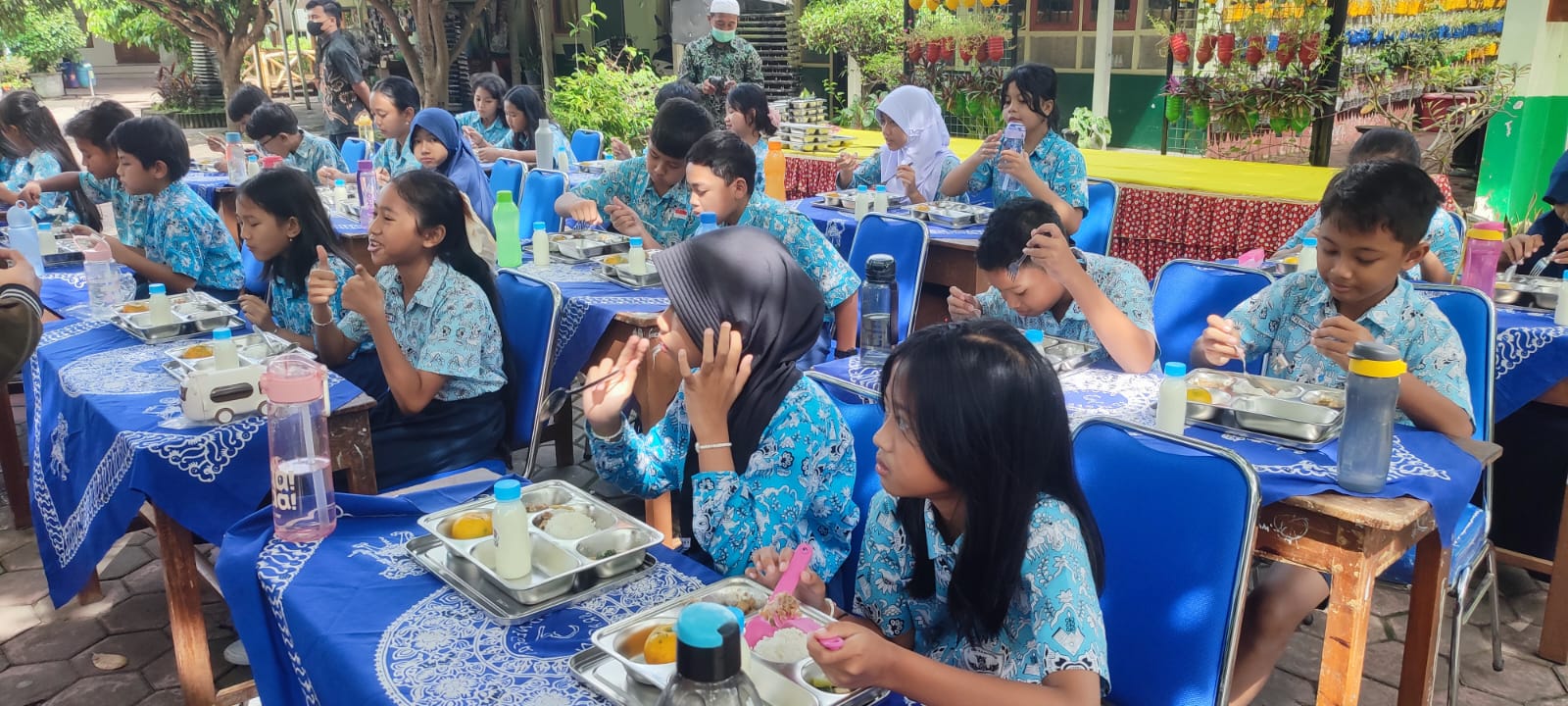 Ilustrasi siswa di Kabupaten Sragen menyantap menu makan bergizi gratis (MBG). (Ahmad Khairudin/Radar Solo)
