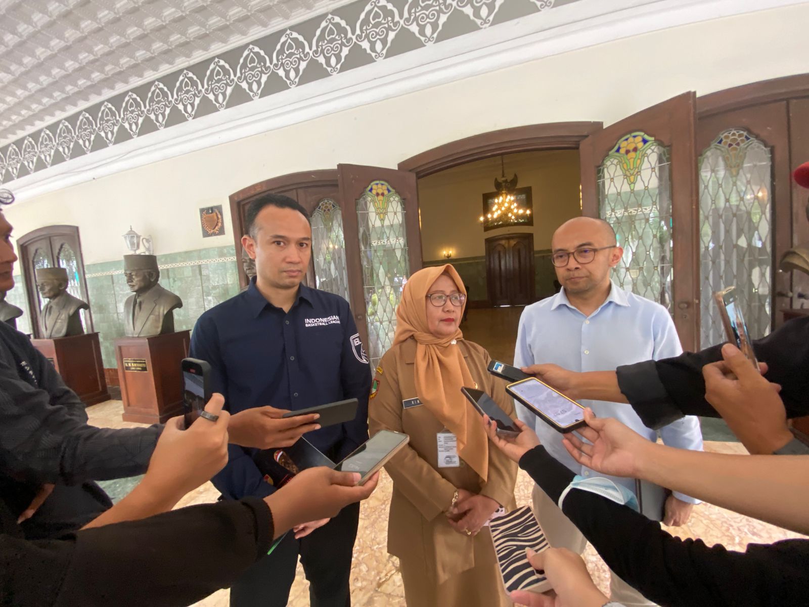 Direktur Utama IBL Junas Miradiarsyah (dari kiri), Kepala Dispora Kota Surakarta Rini Kusumandari, dan CEO KUY Entertainment Edo Wicaksono di Loji Gandrung, Senin (11/8).