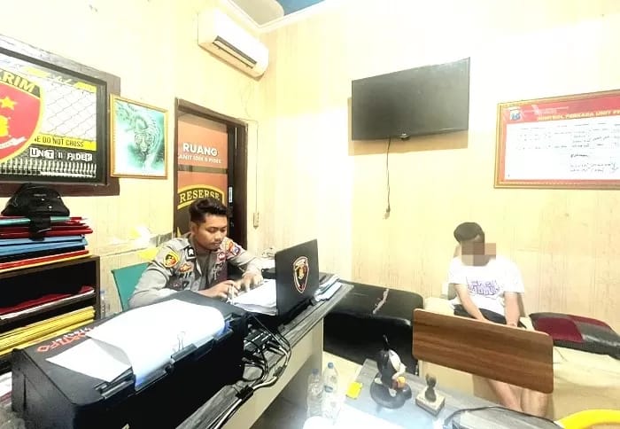 SANKSI: Polisi menginterogasi suporter Persis Solo yang diduga sebagai provokator di Polres Pamekasan pada Sabtu (9/8) malam.