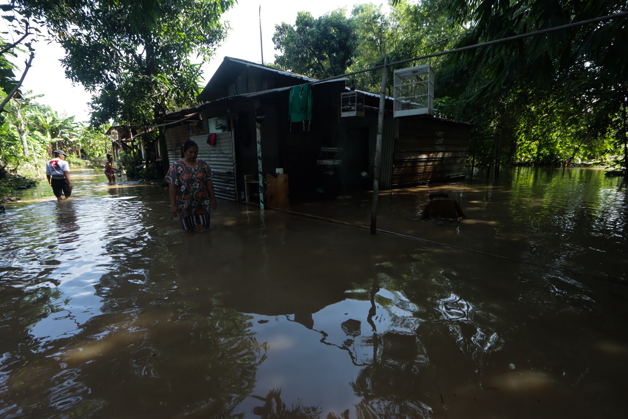 Warga di bantaran Sungai Bengawan Solo. (M Ihsan/Radar Solo)