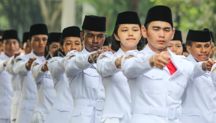 Calon Paskibraka Nasional mengikuti latihan gabungan di Lapangan Pusdiklat Wiladatika, Depok, Jawa Barat, Senin (11/8/2025).