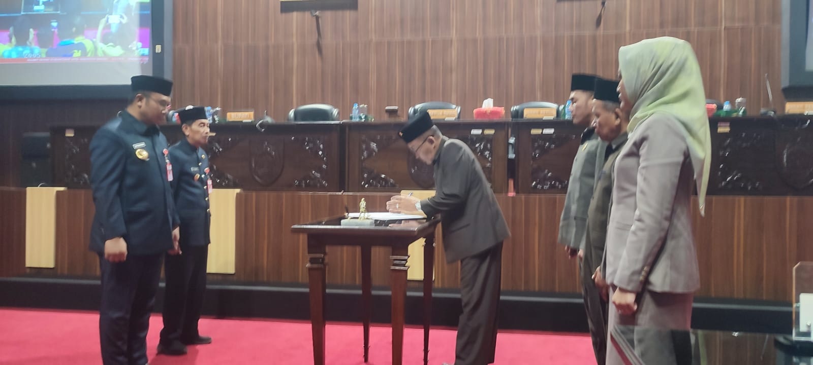 Bupati Sragen Sigit Pamungkas (kiri) bersama unsur pimpinan DPRD Sragen sepakati APBD Perubahan 2025 dalam rapat paripurna, Selasa (12/8/2025). (Ahmad Khairudin/Radar Solo)