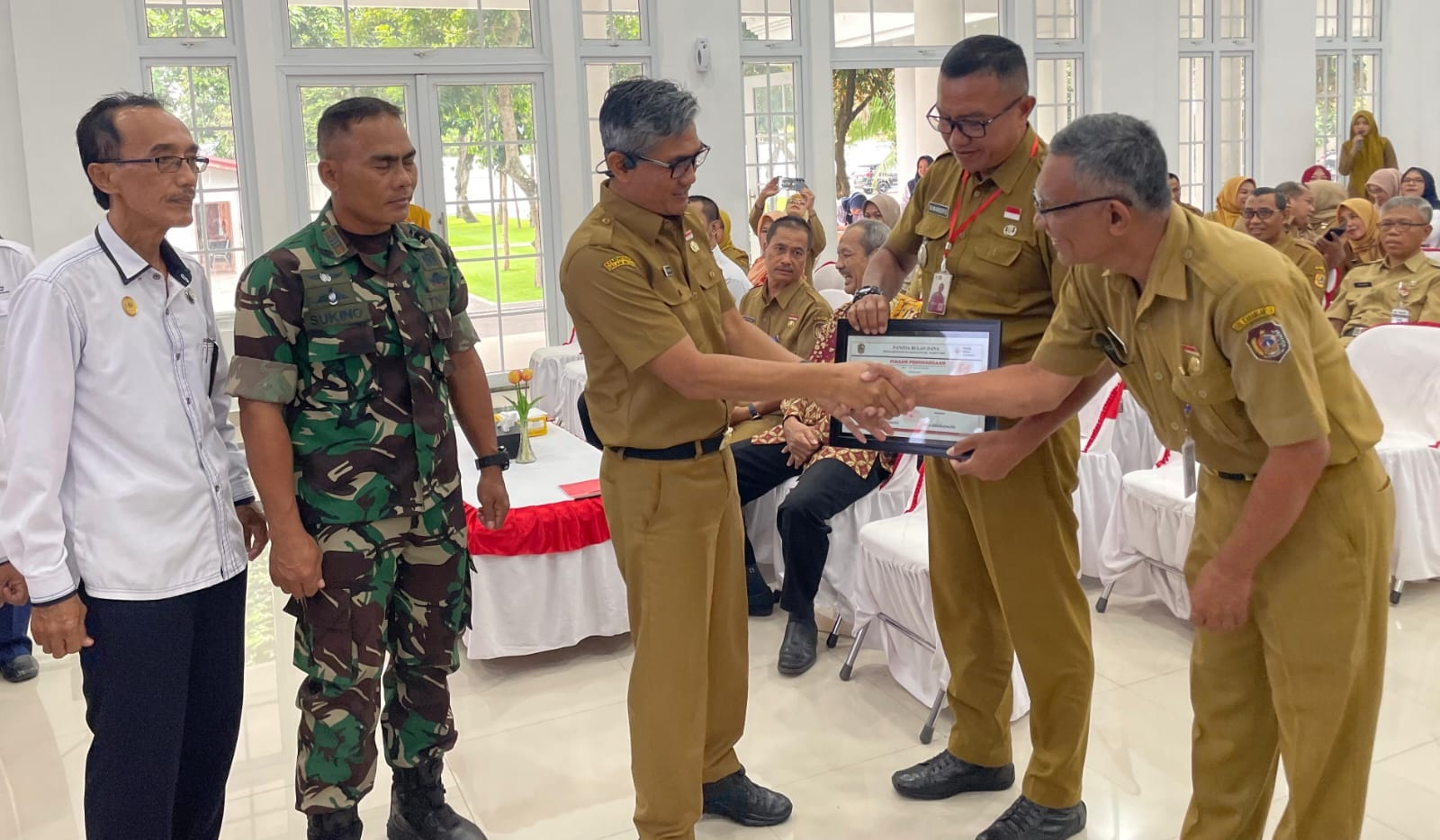 Sekretaris Daerah (Sekda) Karanganyar yang juga Wakil Ketua Panitia Bulan Dana PMI 2025, Timotius Suryadi  (tiga dari kiri) launching Bulan Dana PMI 2025, Selasa (12/8/2025). (Rudi Hartono/Radar Solo)