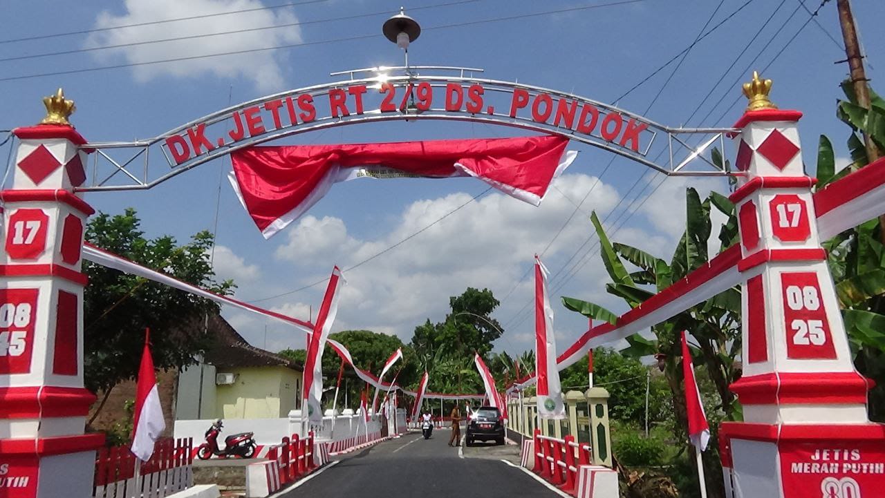 Bendera merah putih sepanjang 1,5 km di jalanan Dusun Jetis, Desa Pondok, Nguter, Selasa (12/8).