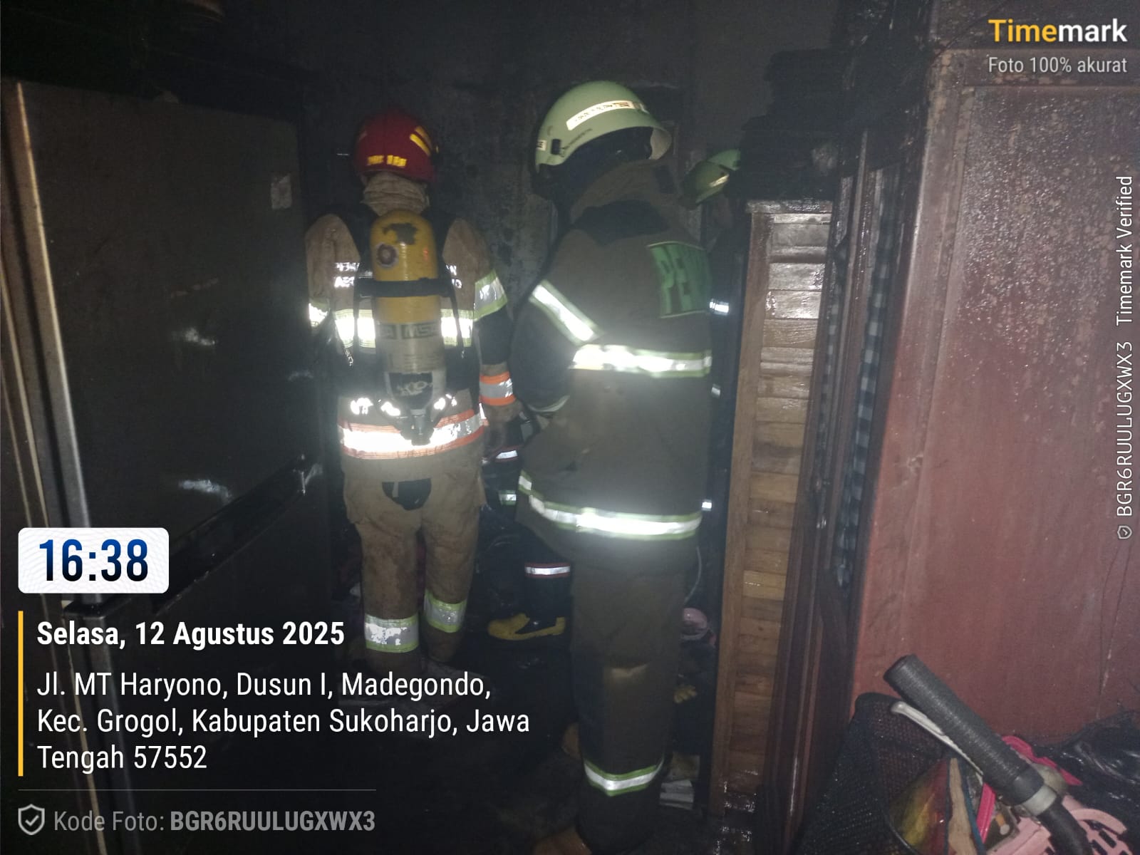 Petugas Damkar padamkan api di Perumahan Madegondo, Kecamatan  Grogol, Sukoharjo, Selasa sore (12/8).