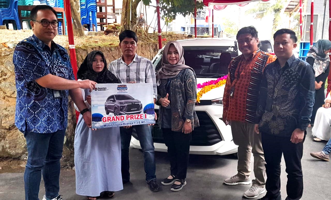 Kepala Cabang BRI Karanganyar Riko Adiansyah (kiri) serahkan hadiah mobil kepada Purwanti yang didampingi suaminya.