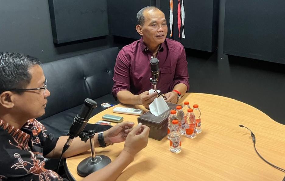 Sumanto beri paparan dalam dialog Radio DPRD Jateng di Radio Sonora Semarang, Senin (11/8/2025).