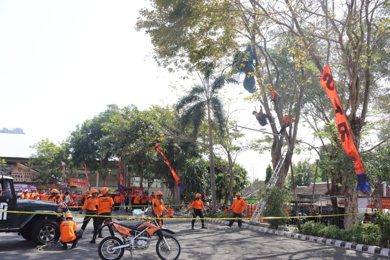 Simulasi penyelamatan pilot paralayang yang tersangkut pohon di kawasan GOR Giri Mandala Wonogiri, Selasa (12/8/2025).