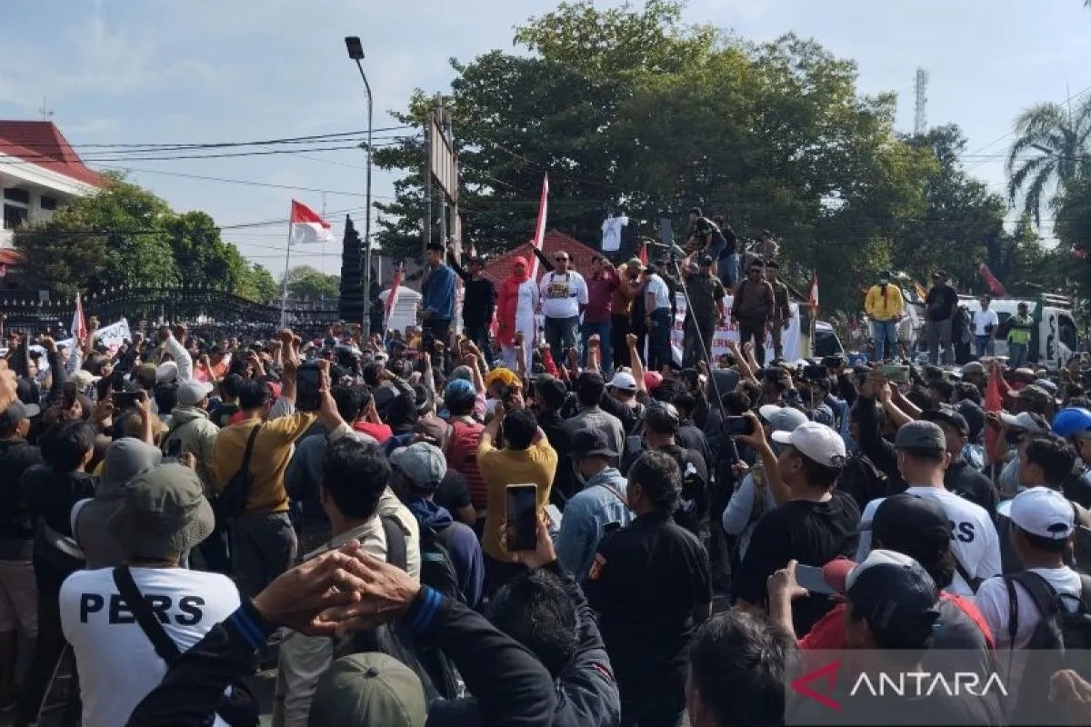 Ribuan warga Pati gelar demo 13 Agustus 2025. Meski PBB-P2 batal naik, tuntutan warga untuk Bupati Sudewo justru bertambah.