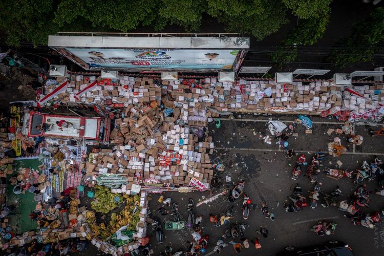 Ratusan ribu warga Pati memadati Alun-Alun 13 Agustus 2025, mendesak Bupati Sudewo mundur dan siap bertahan hingga tuntutan terpenuhi.