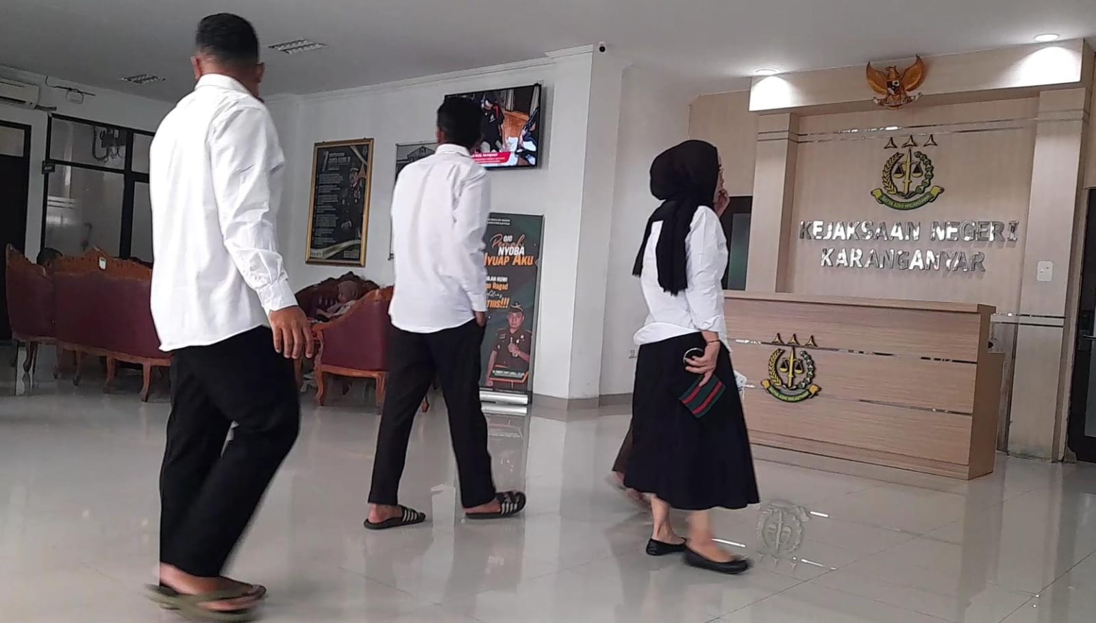 Sejumlah tersangka kasus korupsi alkes Dinkes Karanganyar tiba di Kejari Karanganyar saat pelimpahan berkas tahap II, Rabu (13/8/2025). (Rudi Hartono/Radar Solo)