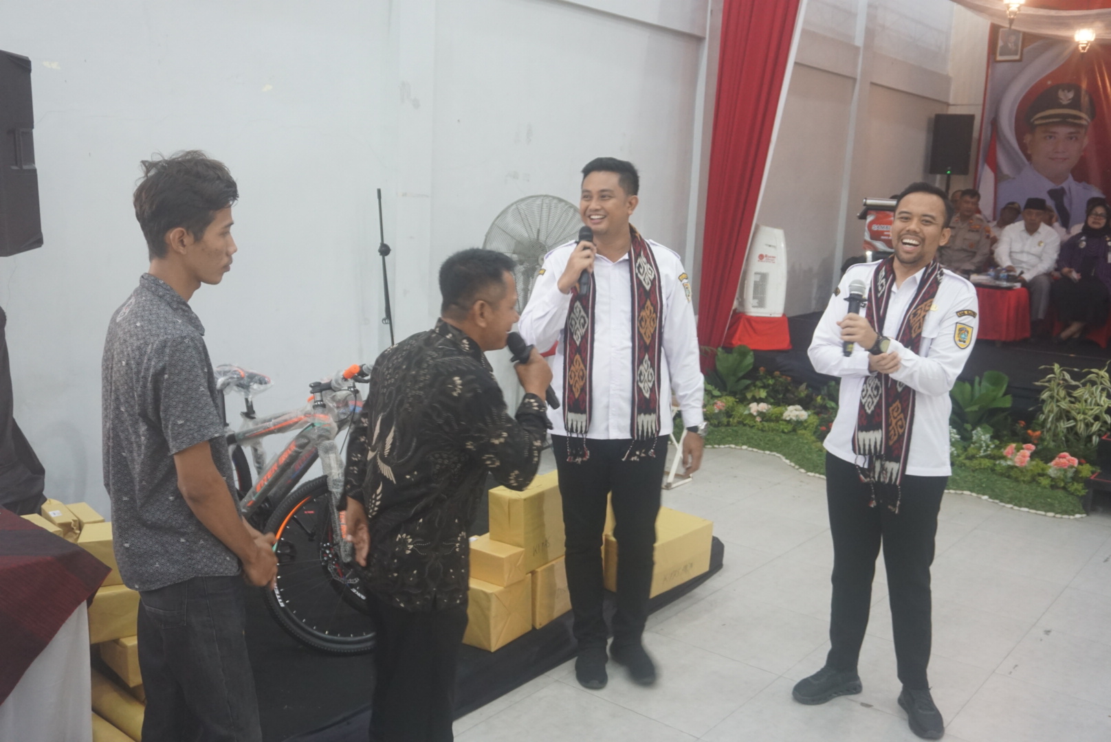 Bupati Klaten Hamenang Wajar Ismoyo dan Wakil Bupati Klaten Benny Indra Ardhianto saat melakukan dialog di Balai Desa Mutihan, Gantiwarno, Rabu (13/8/2025). (Angga Purenda/Radar Solo)