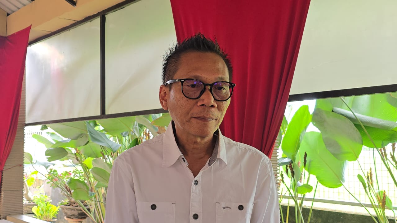 Penanggung jawab Dapur SPPG Mitra Mandiri BGN Gemolong, Arifudin Setiawan menyampaikan permintaan maaf atas kelalaian dalam kasus keracunan massal siswa. (Ahmad Khairudin/Radar Solo)