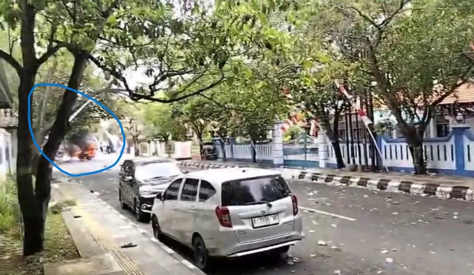 Mobil api menghanguskan mobil dinas Provos Polisi di sela aksi demonstrasi di kawasan Pendopo Kabupaten Pati, Rabu (13/8/2025).