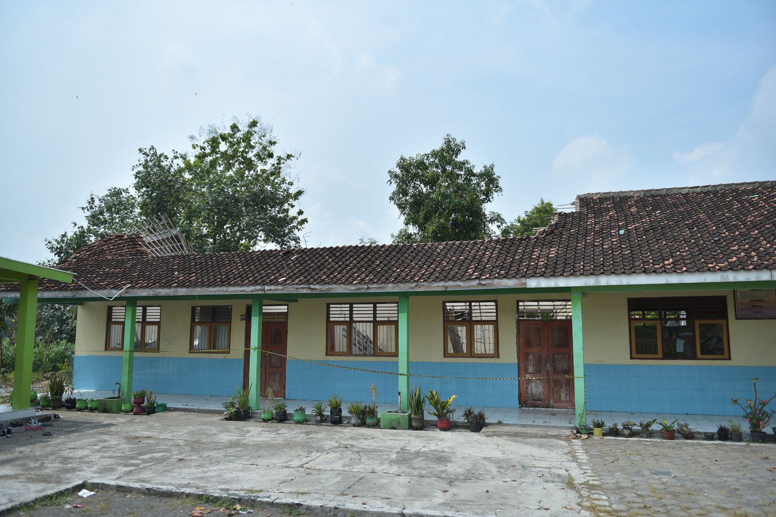 Kondisi atap 2 ruang kelas SDN 1 Guli, Kecamatan Nogosari, Boyolali yang ambruk.