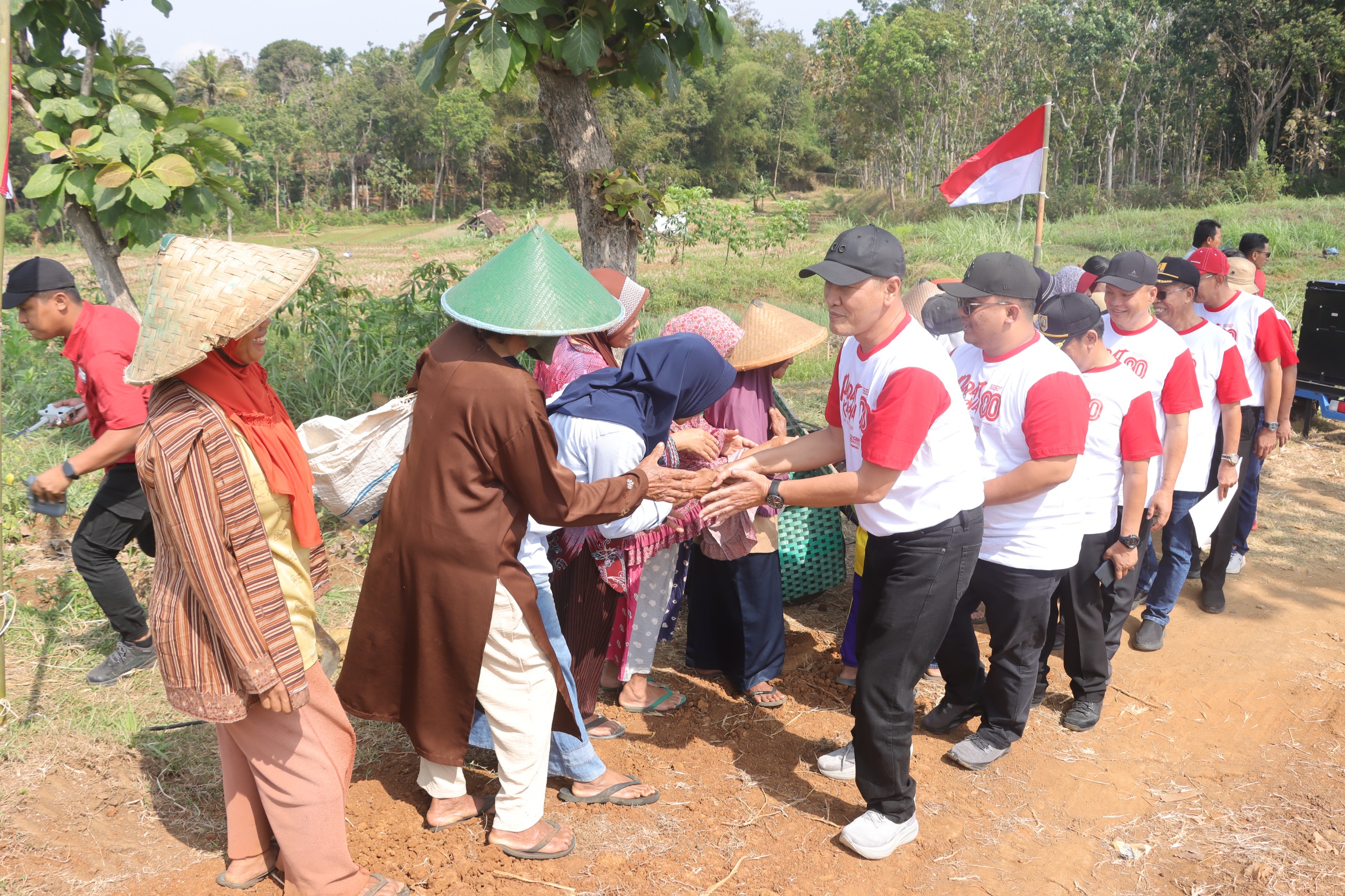 Bupati Wonogiri Setyo Sukarno menyalami warga Desa Soco, Slogohimo, Rabu (13/8/2025).