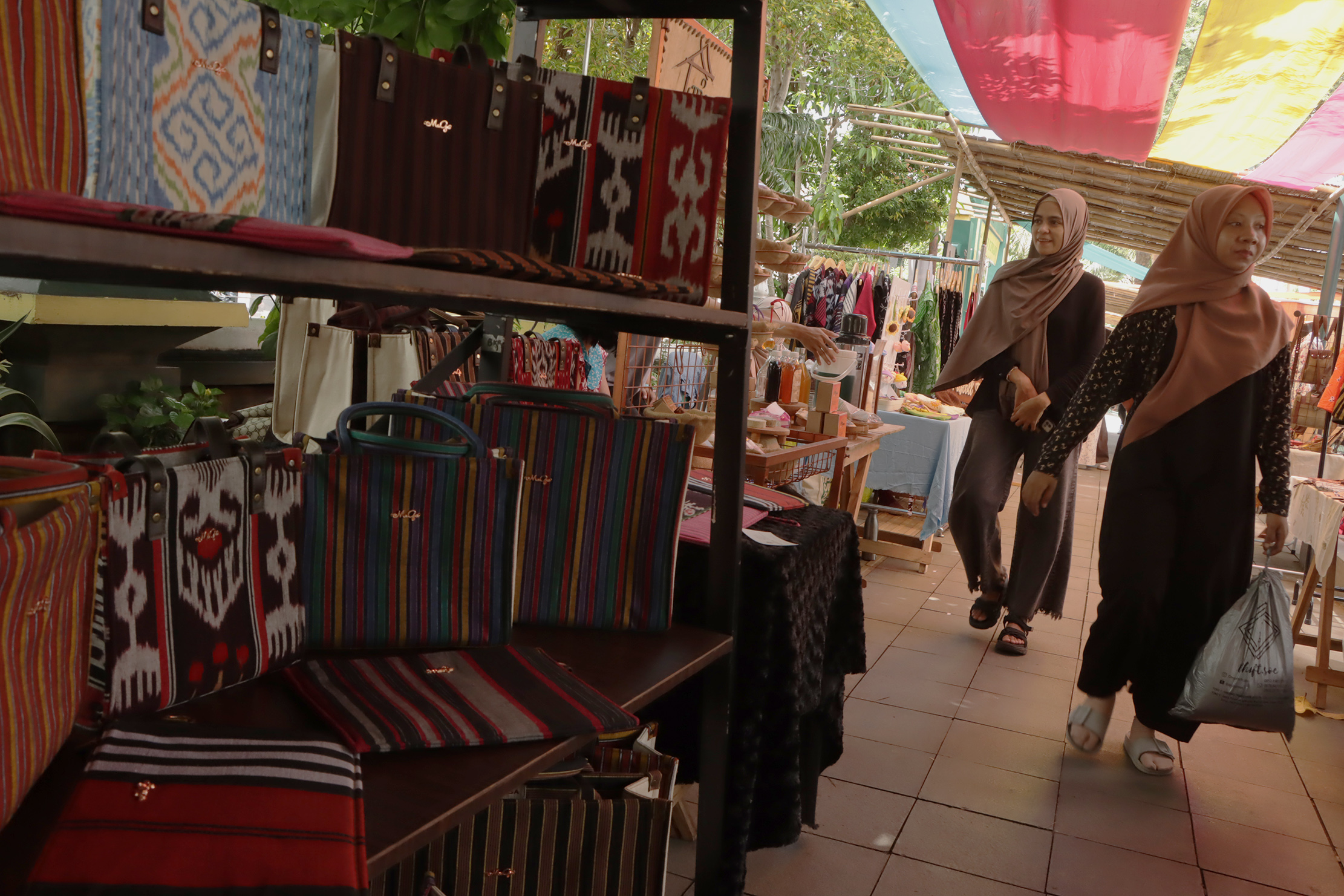 RAMAI: Suasana Solo Art Market yang biasa digelar akhir pekan di Koridor Ngarsopuro.