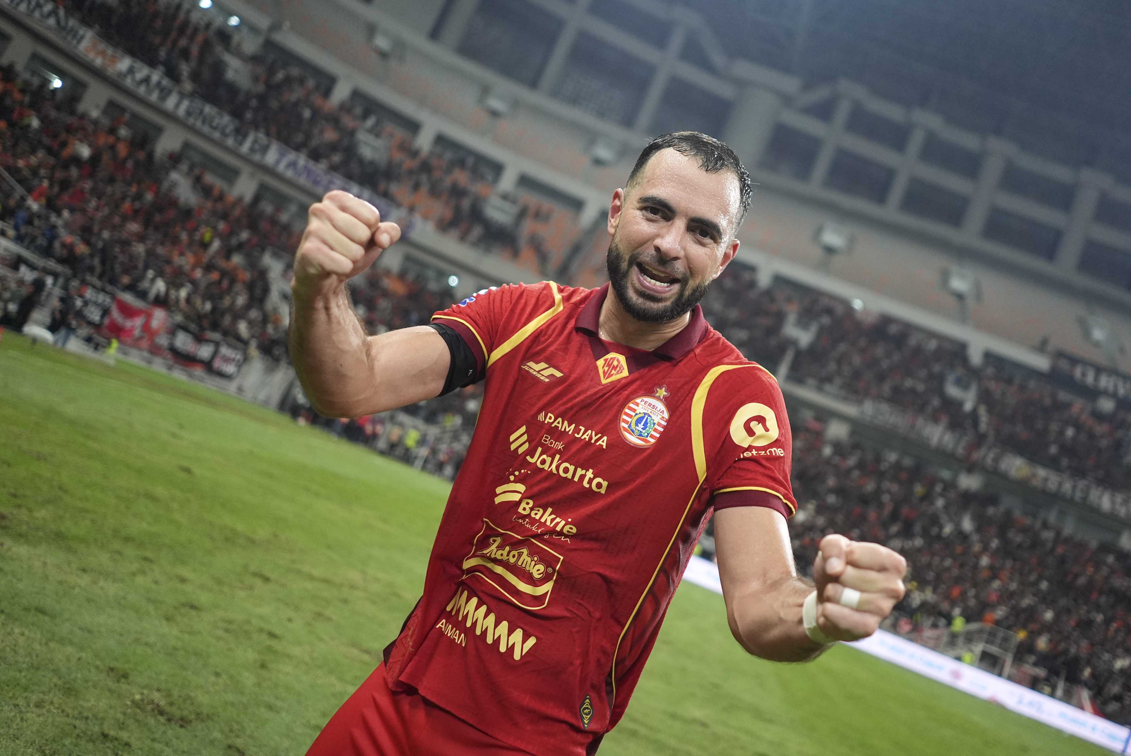 BANGGA: Bek Persija Jakarta Jordi Amat merayakan kesuksesan timnya menang di Super League.