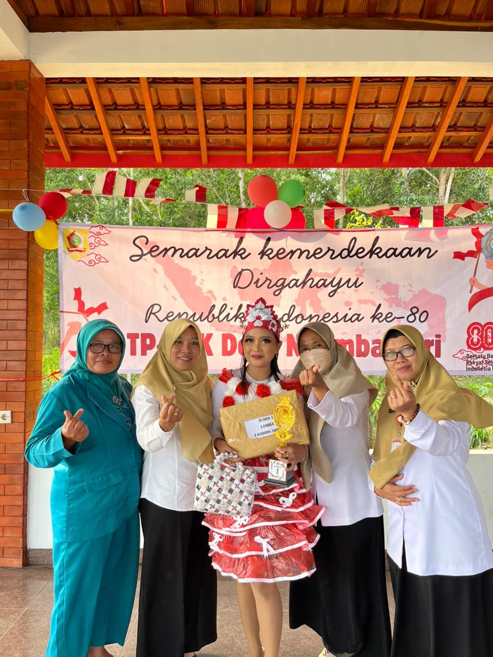 TP PKK Desa Ngambarsari, Kecamatan Karangtengah, Wonogiri gelar fashion show dari bahan daur ulang, Kamis (14/8/2025)