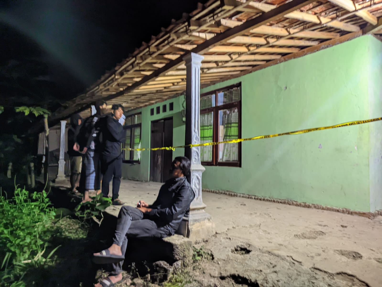 Garis polisi dipasang di rumah Semi Rahayu di Dusun Mendongan RT 01 RW 07 Desa Karanglor, Kecamatan Manyaran, Wonogiri, Kamis (14/8/2025).
