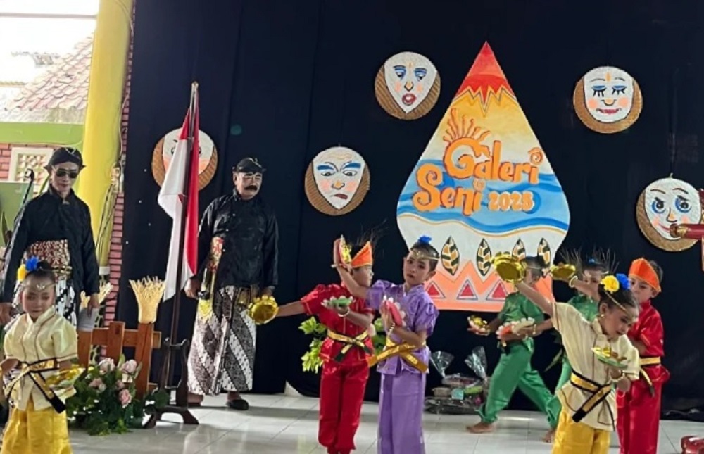Anak-anak tampil dalam Galeri Seni 2025 di Taman Cerdas Parikesit Gandekan, Rabu (13/5).