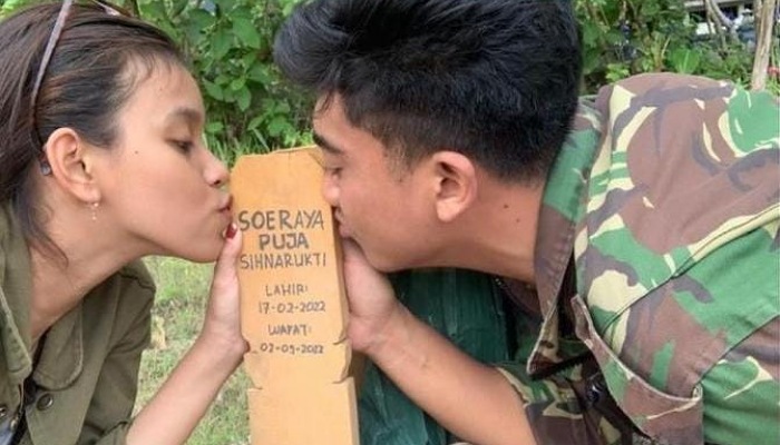 Rendra dan Pawestri berziarah ke makam putrinya.