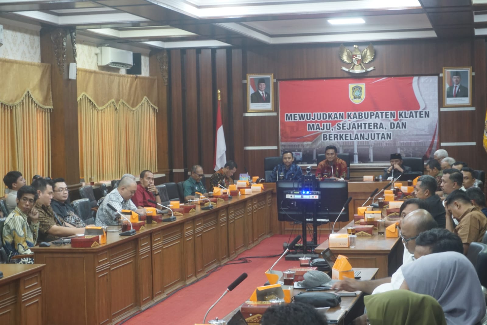 FGD rencana pengelolaan sampah TPA Troketon Pedan di kantor pemkab Klaten, Kamis (14/8/2025). (Angga Purenda/Radar Solo)