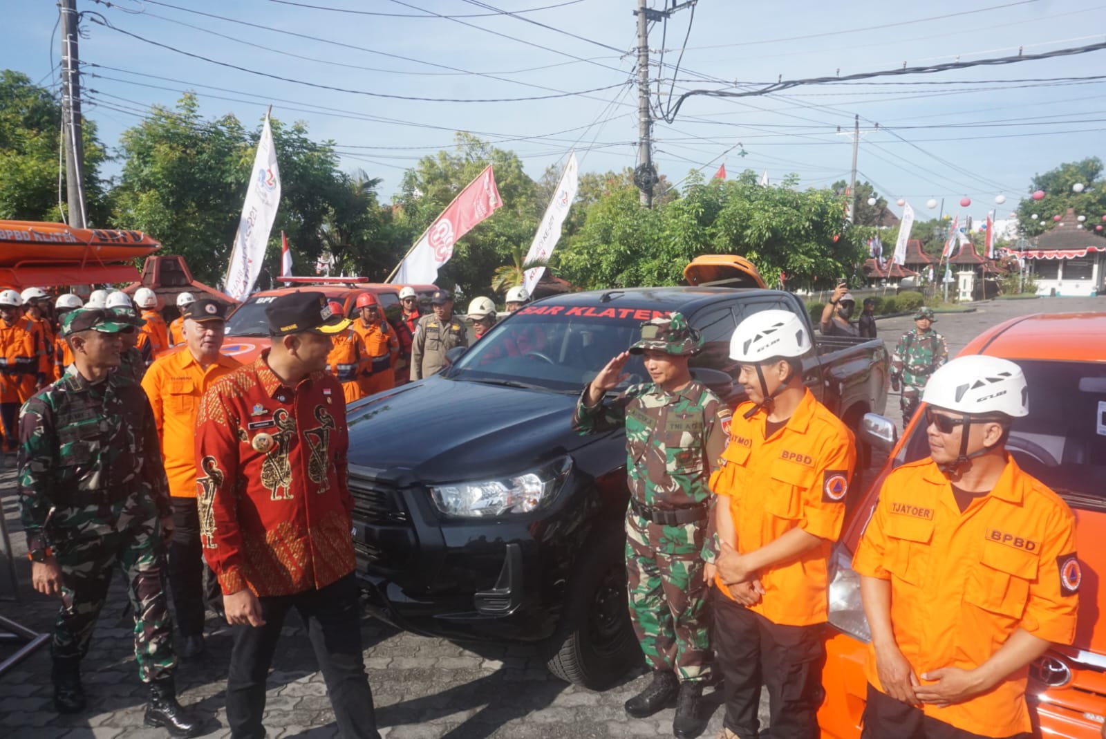 Bupati Klaten dan Dandim 0723/Klaten saat mengecek kesiapan sarana-prasarana dalam apel kesiapsiagaan bencana di halaman pendapa Pemkab Klaten