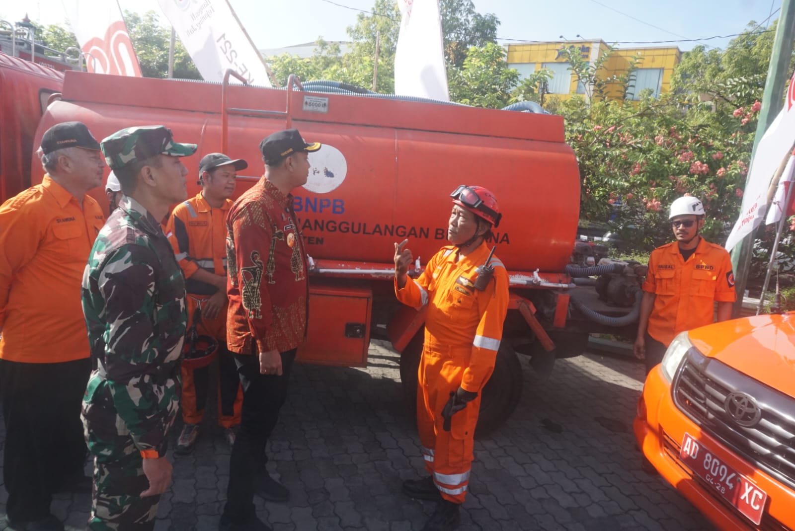 Bupati Klaten dan Dandim 0723/Klaten saat mengecek kesiapan sarana-prasarana dalam apel kesiapsiagaan bencana di halaman pendapa Pemkab Klaten